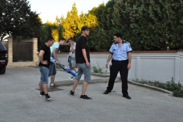 Protest în 6 oameni, pentru echipa de fotbal Farul, în faţa casei omului de afaceri Bosânceanu!